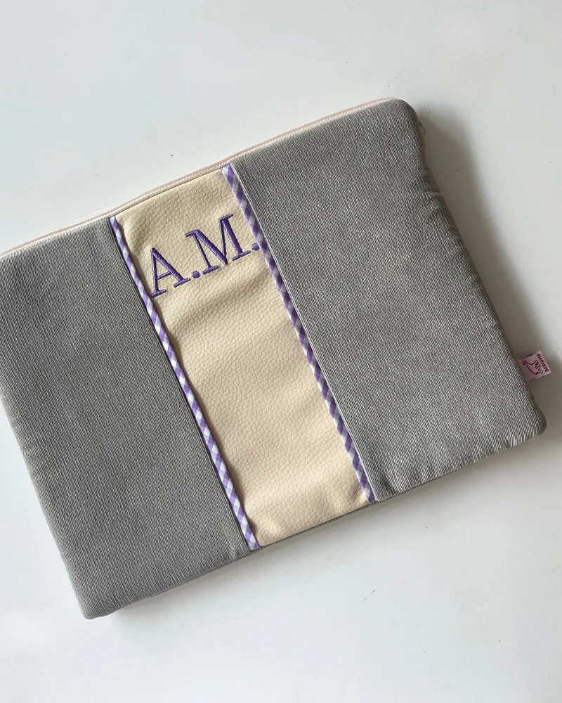 Funda personalizada gris y beige bordado A.M.