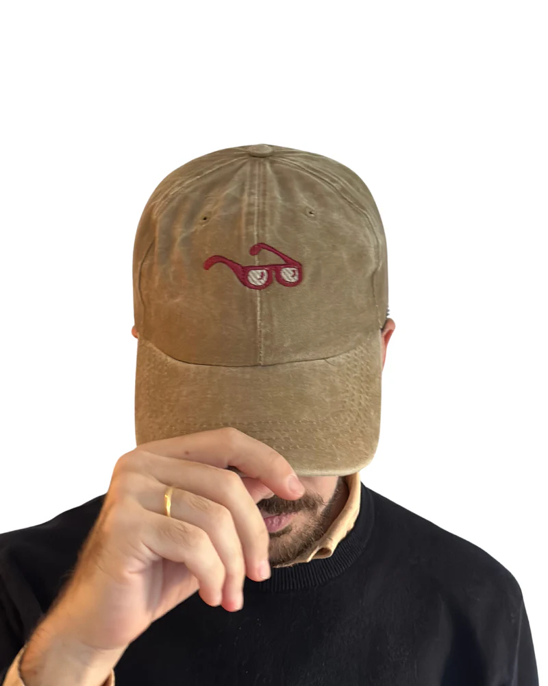 Gorra beige con bordado gafas