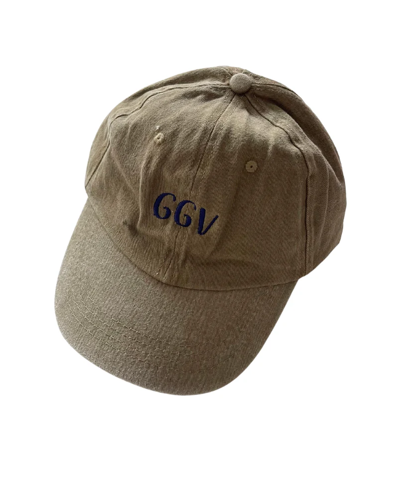 Gorra beige con bordado GGV