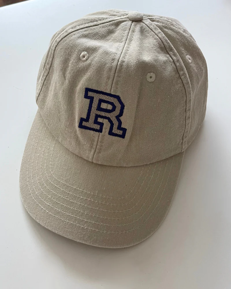 Gorra beige con bordado R