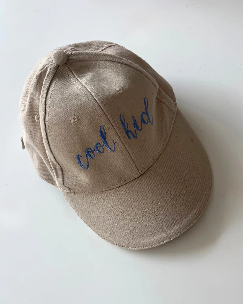 Gorra de niño beige con bordado Cool kid