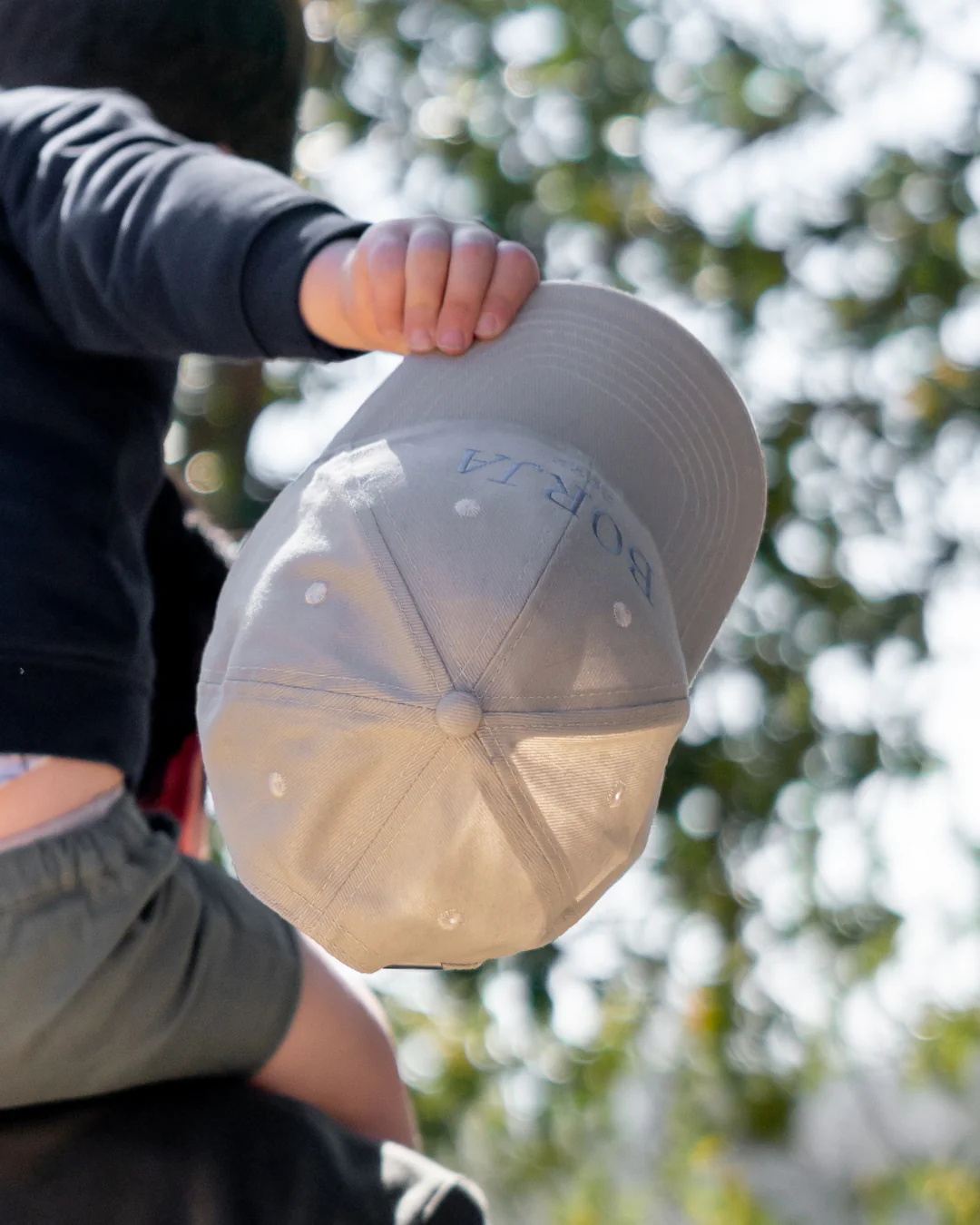 Gorra personalizada dos frases para niño - Image 4