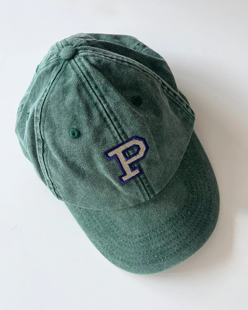 Gorra verde con bordado P