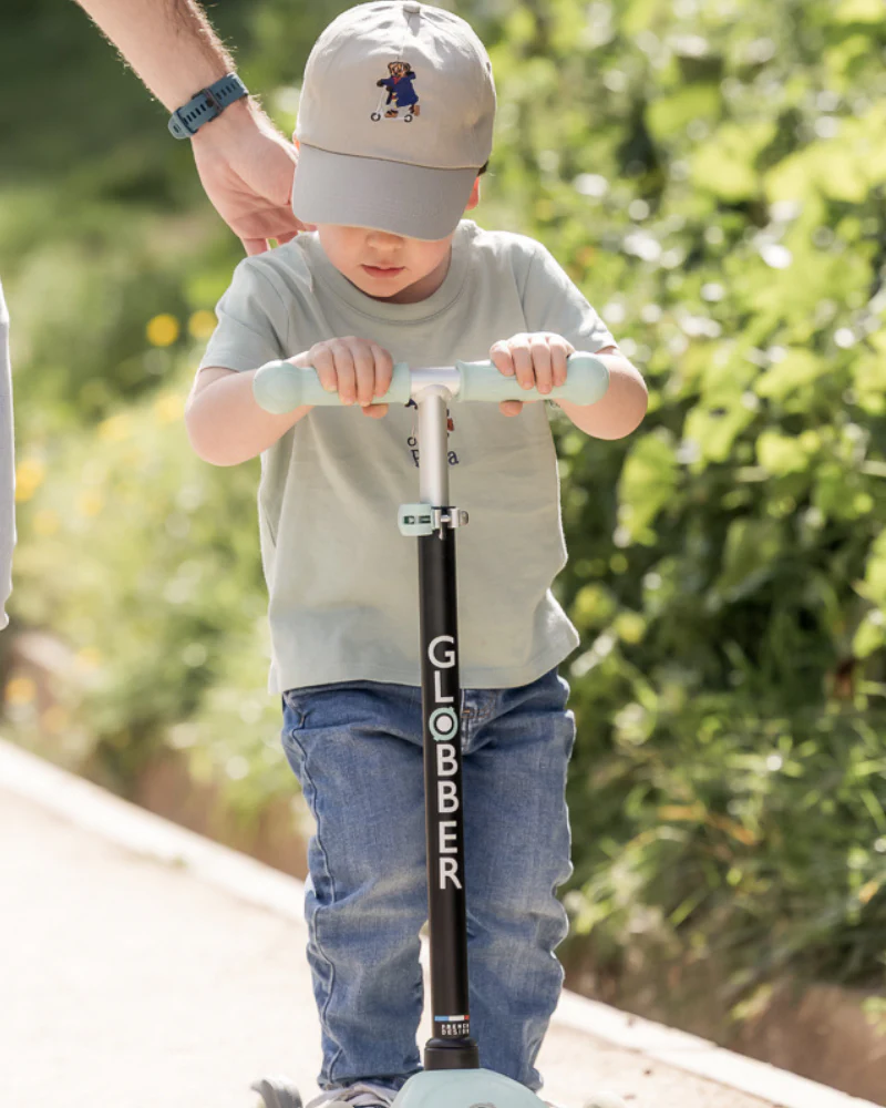 Pack Gorra personalizada adulto y niño dibujo Oso en patinete - Image 3