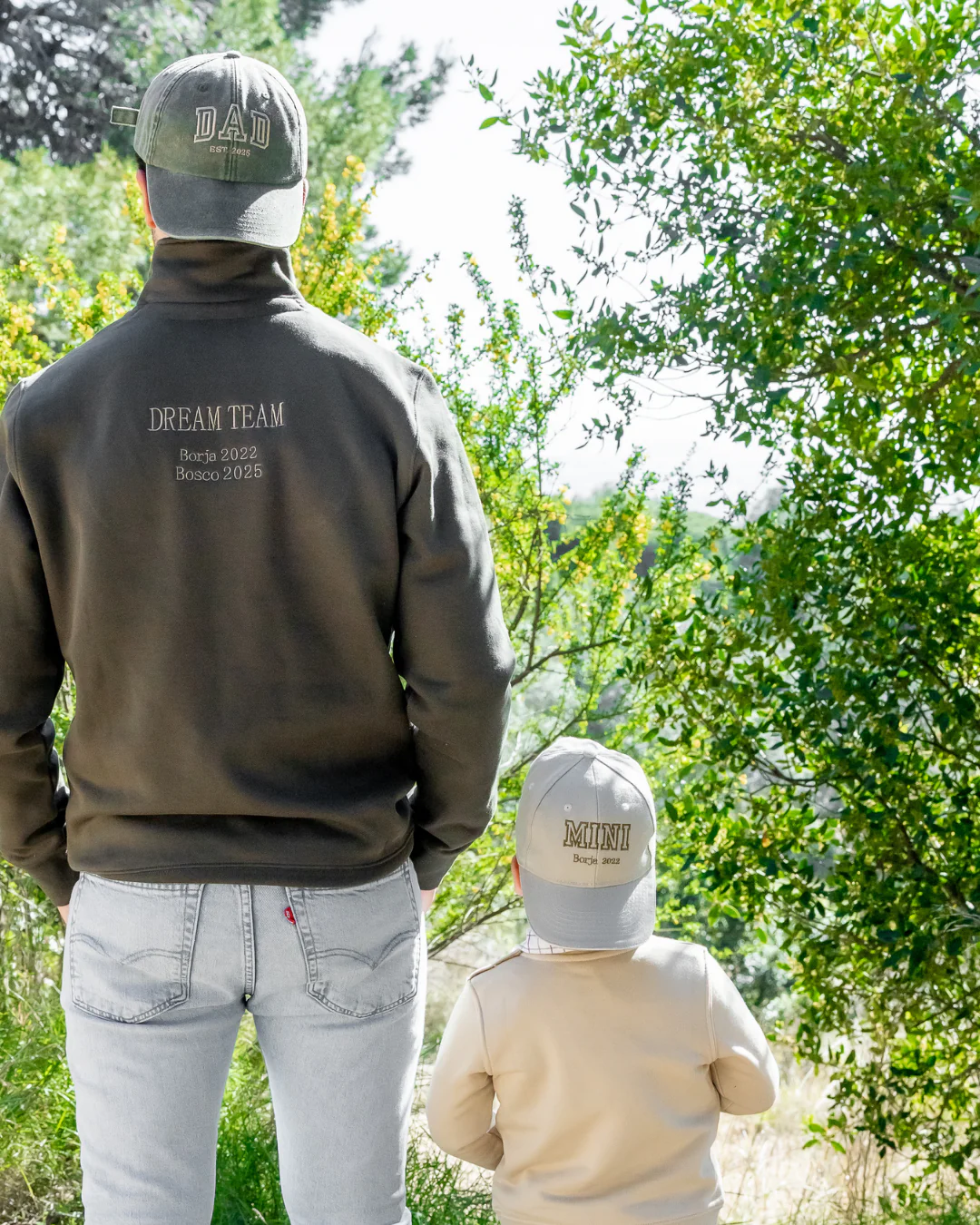 Gorra personalizada DAD letras gruesas granate - Image 3