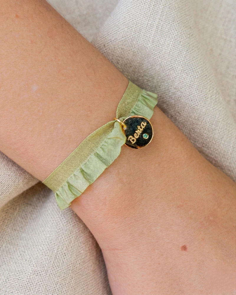 Pulsera semirizo verde personalizada plaquita circonita