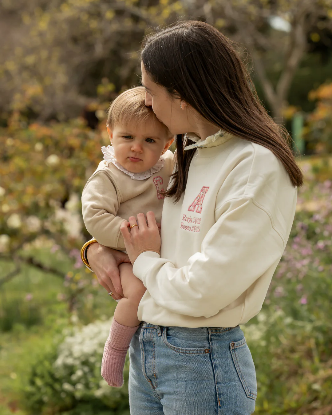 Sudadera personalizada Inicial Especial Día de la Madre beige claro (mujer) - Image 3