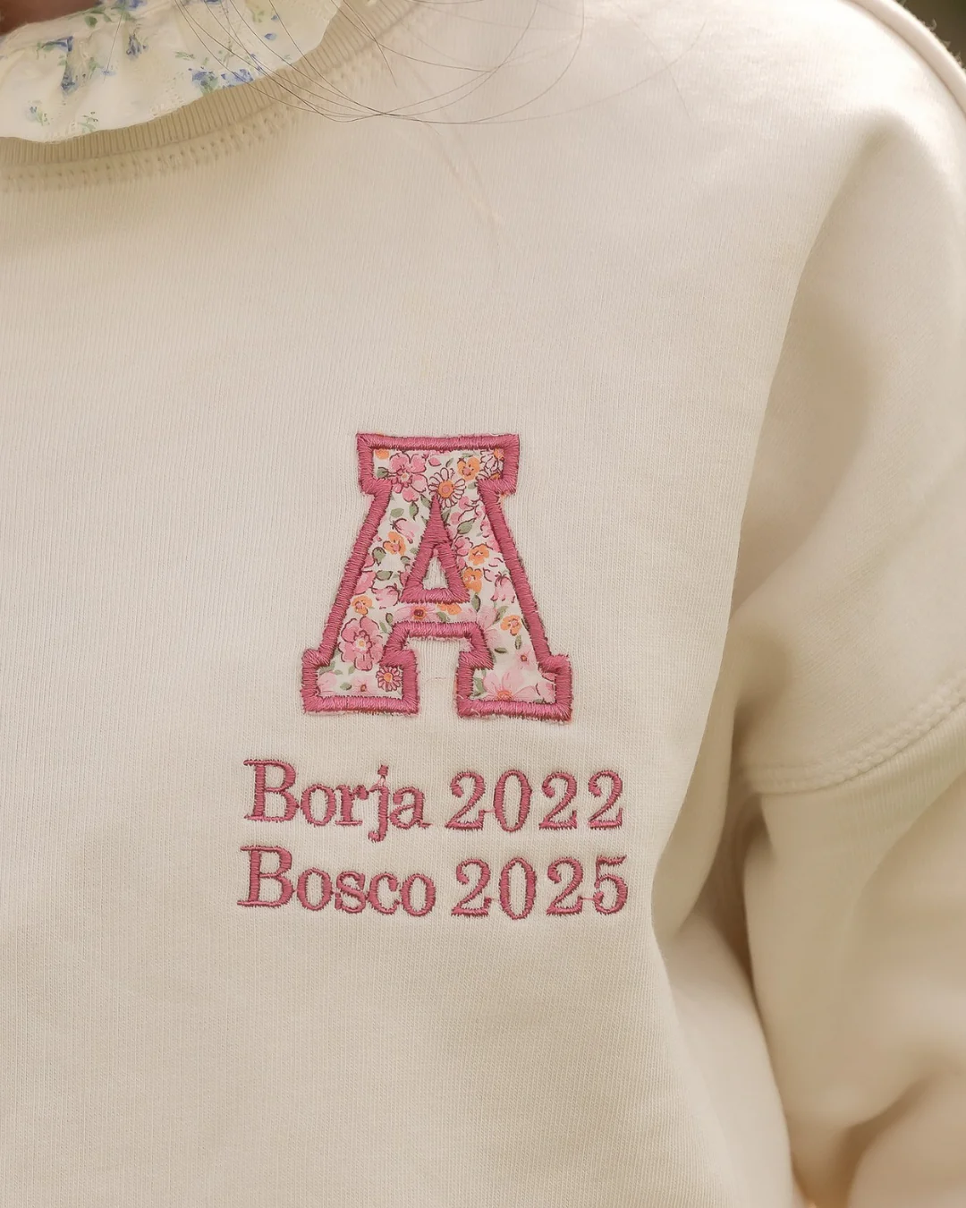 Sudadera personalizada Inicial Especial Día de la Madre beige claro (mujer) - Image 5