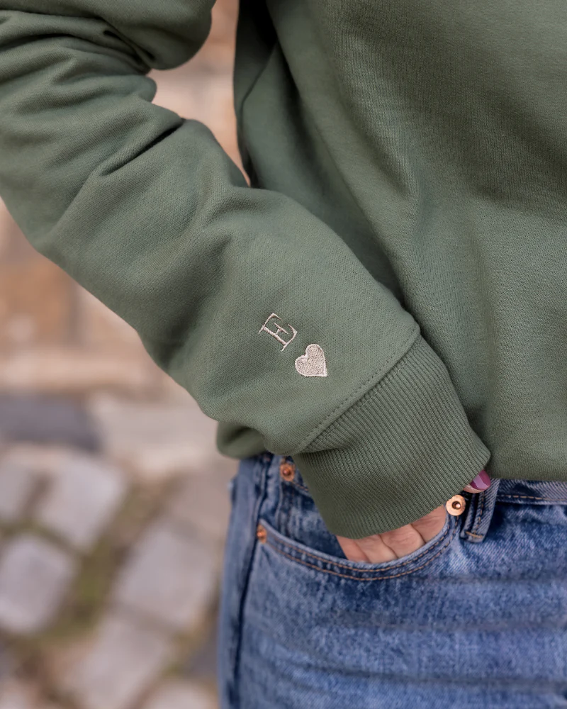 Sudadera unisex personalizada X Corazón Verde caqui - Image 5